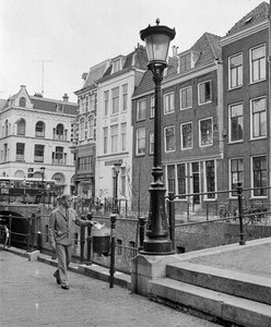 857296 Afbeelding van een straatlantaarn aan de Vismarkt (hoek Kalisbrug) te Utrecht, met een man die iets in een ...